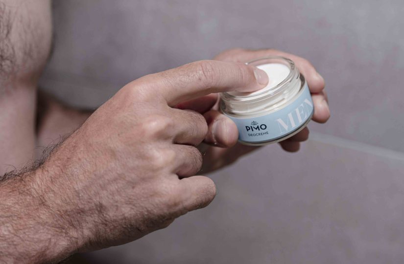 Mann verwendet PIMO Deocreme